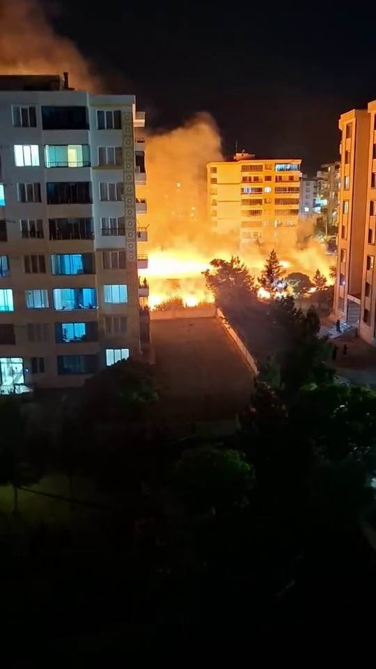 DİYARBAKIR’IN BAĞLAR İLÇESİNDE, APARTMANLARIN ARASINDA BULUNAN ARAZİDEKİ KURUMUŞ OTLAR ALEV ALDI....