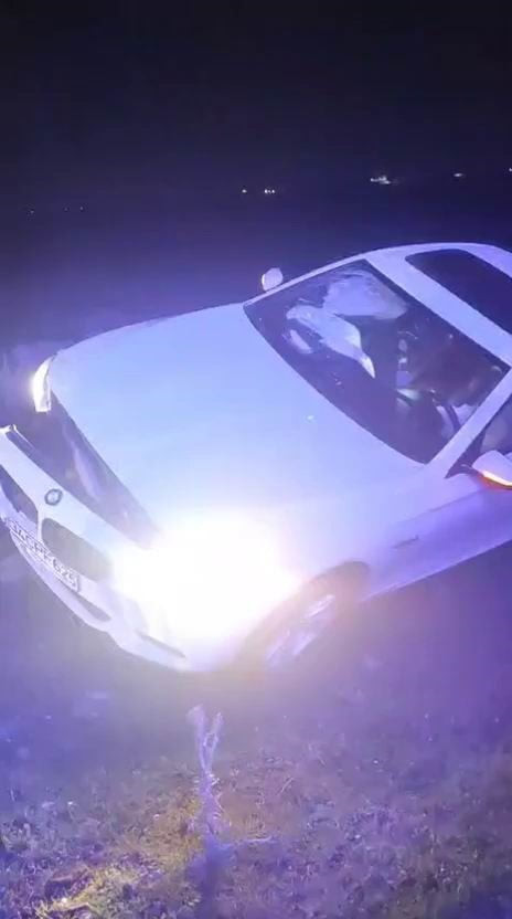 DİYARBAKIR’IN BAĞLAR İLÇESİNDE SÜRÜCÜSÜNÜN DİREKSİYON HAKİMİYETİNİ KAYBETTİĞİ OTOMOBİL YOLDAN...