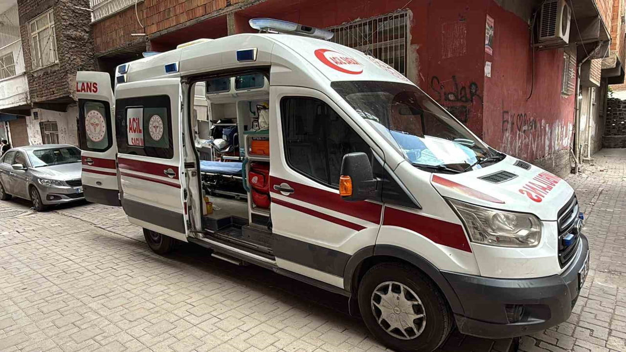DİYARBAKIR’IN BAĞLAR İLÇESİNDE YALNIZ YAŞAYAN 60 YAŞINDAKİ HASAN AKDUMAN, KOMŞULARIN KÖTÜ KOKU...