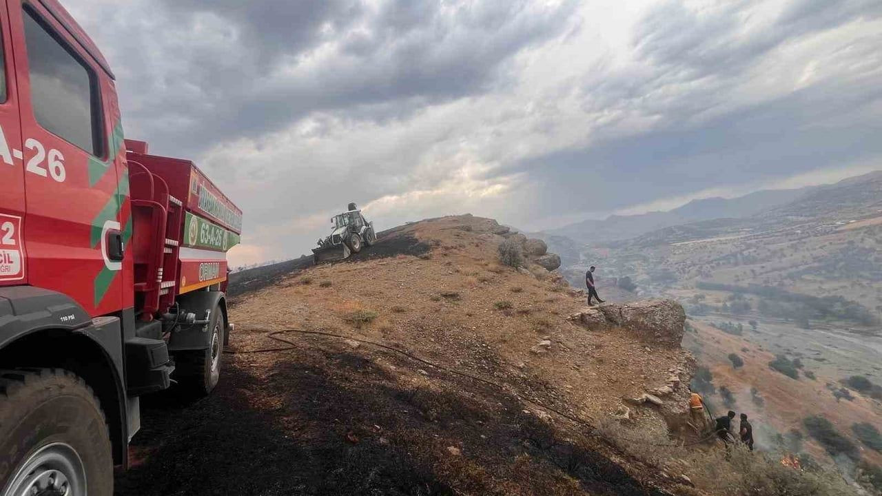 Diyarbakır'ın beş ilçesinde anız ve örtü yangınları kontrol altına alınıyor