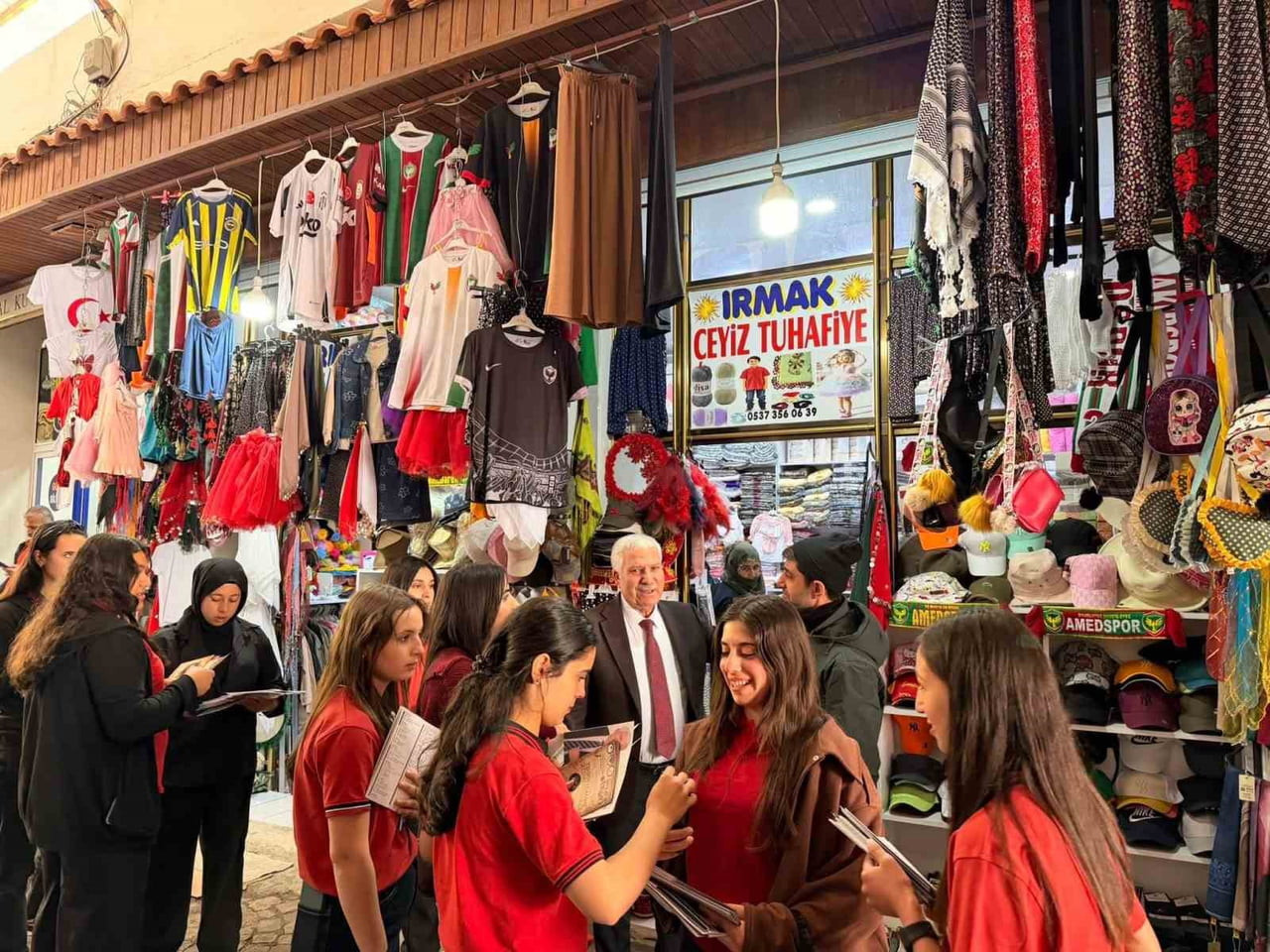 DİYARBAKIR’IN ÇERMİK İLÇE BELEDİYE BAŞKANI ŞEHMUS KARAMEHMETOĞLU, VATANDAŞLARI BROŞÜR DAĞITARAK...