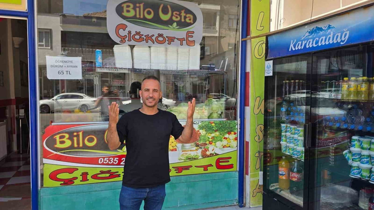 DİYARBAKIR’IN ÇERMİK İLÇESİNDE BİR İŞLETME, TAKDİR ALAN ÖĞRENCİLERE ÇİĞKÖFTE İKRAM...