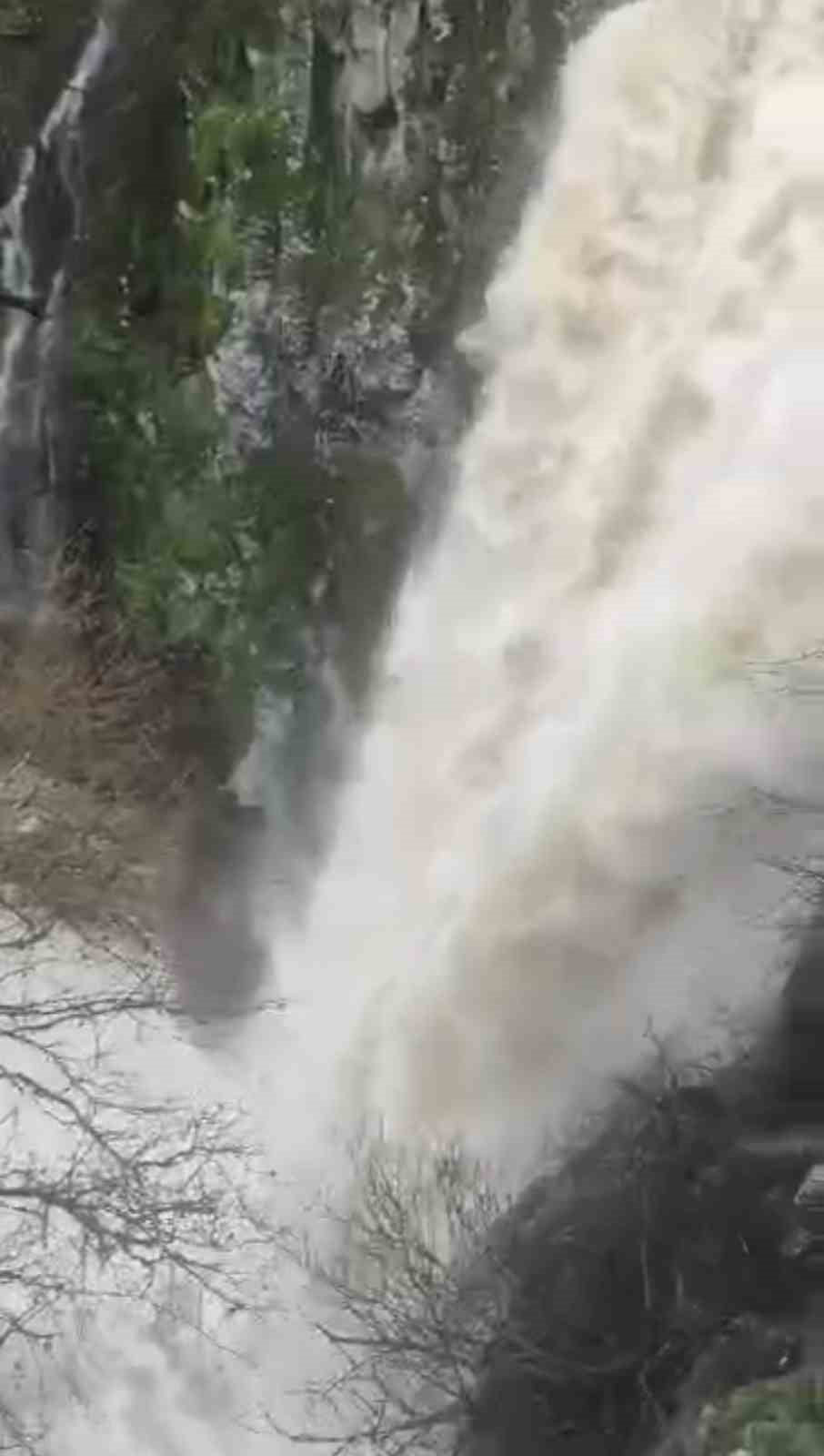 DİYARBAKIR’IN ÇERMİK İLÇESİNDE BULUNAN, KENTİN EN BÜYÜK ŞELALELERİNDEN OLAN ŞEYHANDEDE ŞELALESİNİN...