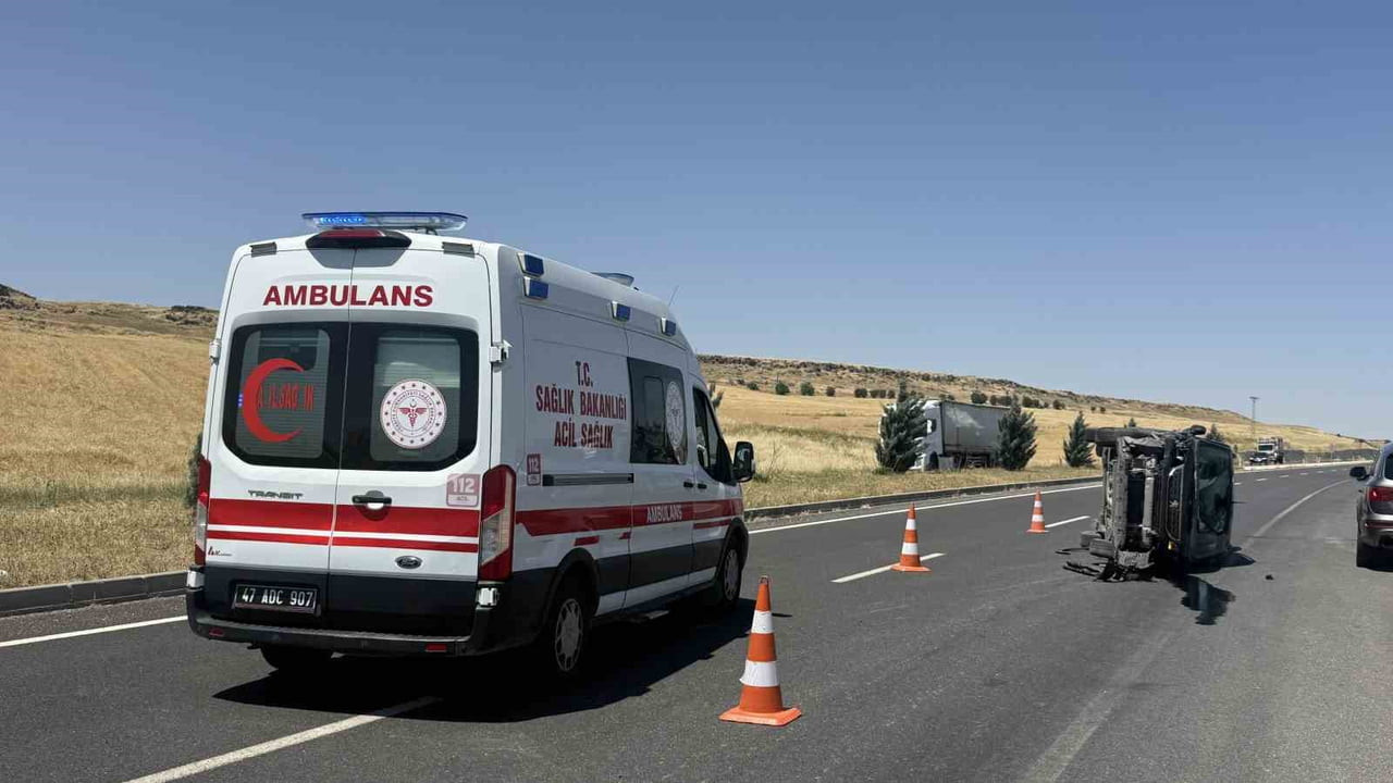 DİYARBAKIR’IN ÇINAR İLÇESİNDE AYNI İSTİKAMETTE SEYİR HALİNDE OLAN OTOMOBİL İLE HAFİF TİCARİ ARACIN...