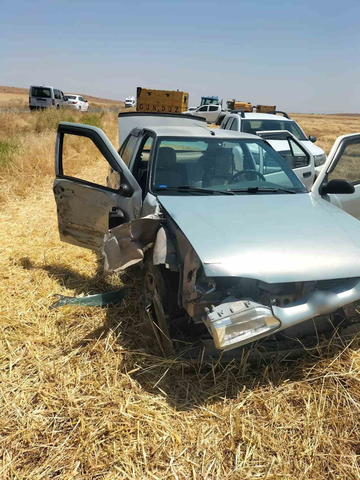 DİYARBAKIR’IN ÇINAR İLÇESİNDE TRAKTÖR İLE OTOMOBİLİN ÇARPIŞMASI SONUCU MEYDANA GELEN TRAFİK...