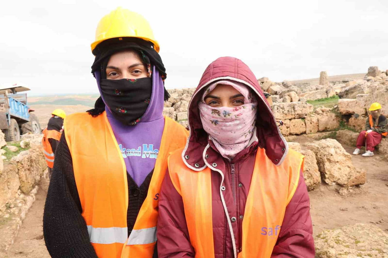 DİYARBAKIR’IN ÇINAR İLÇESİNDEKİ 3 BİN YILLIK ZERZEVAN KALESİ KAZILARINDA ÇALIŞAN 35 KADINDAN...