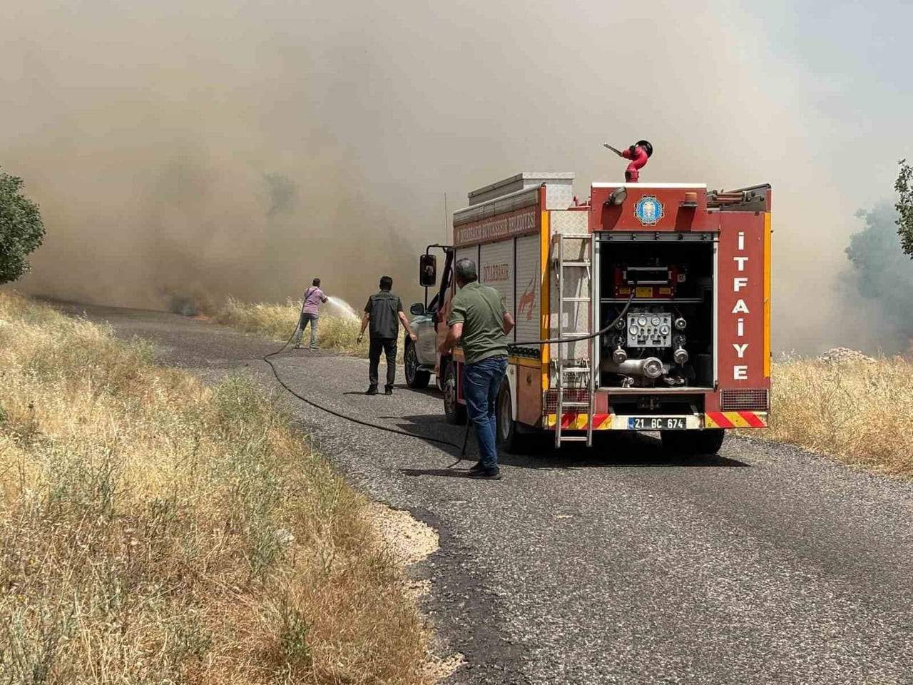 DİYARBAKIR’IN EĞİL İLÇESİNDE BUĞDAY EKİLİ ARAZİDE YANGIN ÇIKTI. ALEVLER RÜZGARIN DA ETKİSİ İLE...