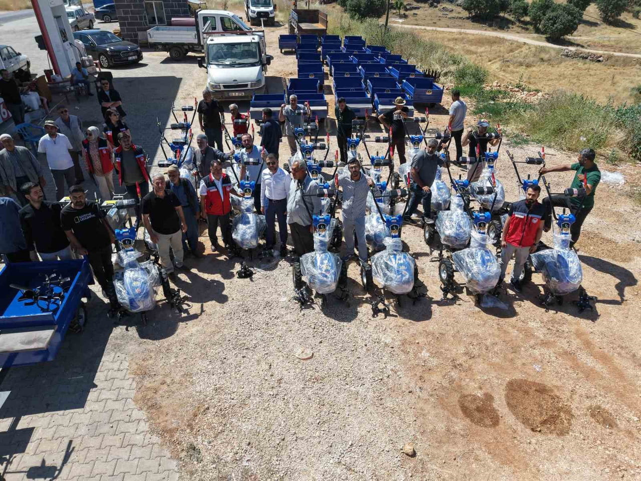 DİYARBAKIR’IN EĞİL İLÇESİNDE ÇİFTÇİLERE TARIM ALETLERİ DAĞITILDI.