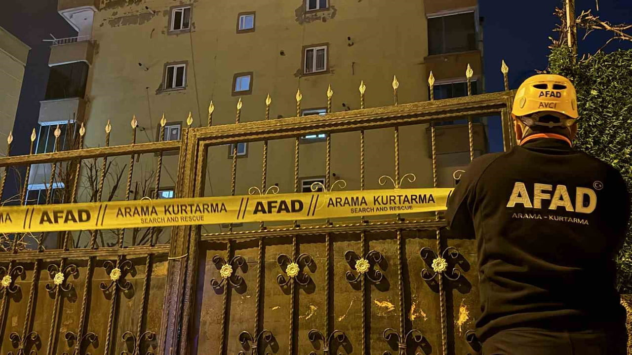 DİYARBAKIR’IN MERKEZ BAĞLAR İLÇESİNDE KOLONLARINDA ÇATLAMA SESİ DUYULAN BİNA TEDBİREN BOŞALTILDI...