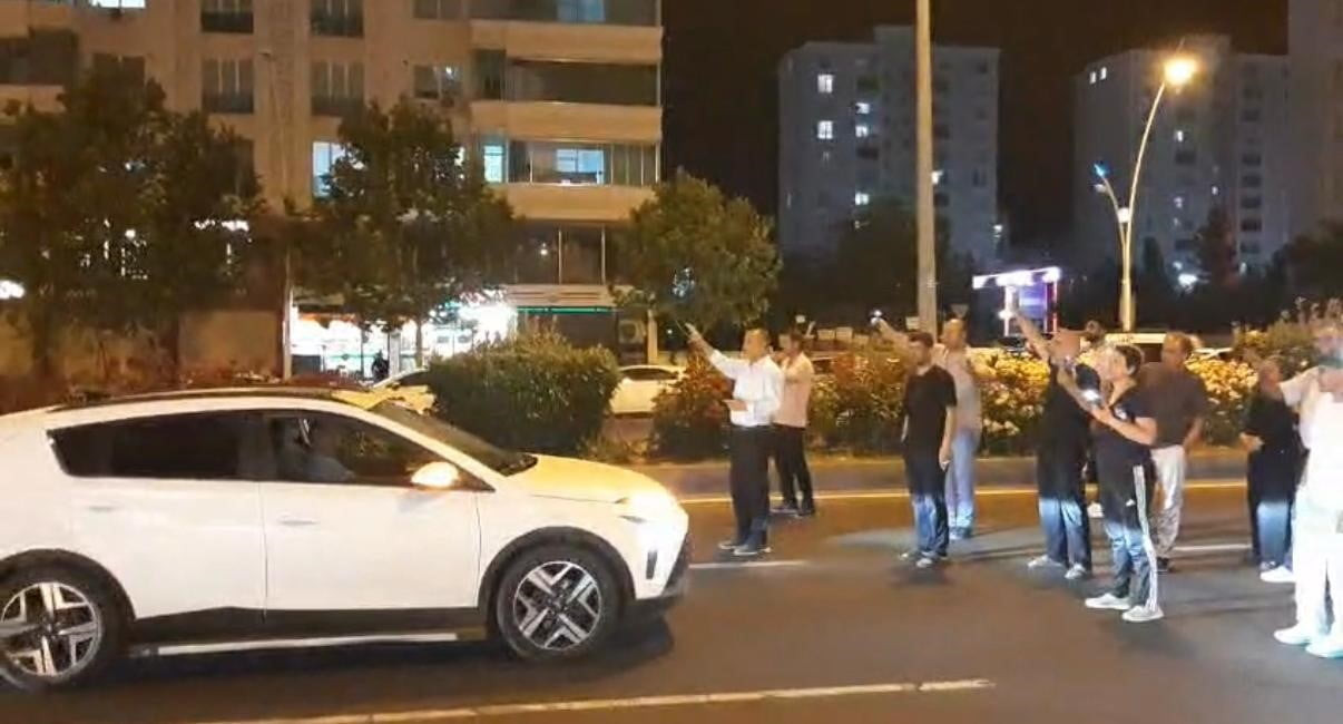 DİYARBAKIR’IN MERKEZ KAYAPINAR İLÇESİNDE VATANDAŞLAR, YAKINLARINI KAZADA KAYBETTİKLERİ YOLU DİKKAT...