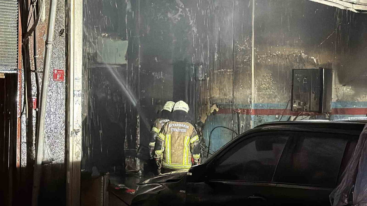 DİYARBAKIR’IN MERKEZ YENİŞEHİR İLÇESİNDE OTO TAMİR DÜKKANINDA ÇIKAN YANGIN...