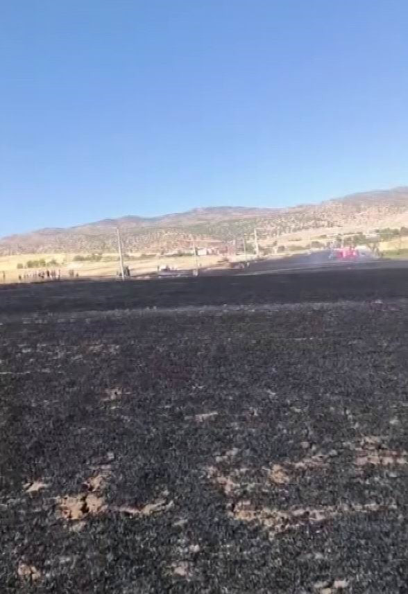 DİYARBAKIR’IN SİLVAN İLÇESİNDE BİÇİLMİŞ 100 DÖNÜMLÜK ALAN, ÇIKAN YANGINDA KÜLE...