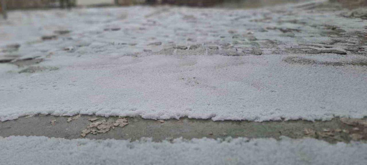 DİYARBAKIR’IN SİLVAN İLÇESİNDE ETKİLİ OLAN DOLU, KISA SÜREDE ETRAFI BEYAZA BÜRÜDÜ.