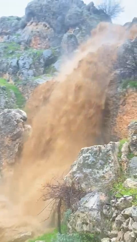 DİYARBAKIR’IN SİLVAN İLÇESİNDE ETKİLİ OLAN SAĞANAK YAĞIŞLAR, DOĞAYI CANLANDIRIRKEN BERABERİNDE...