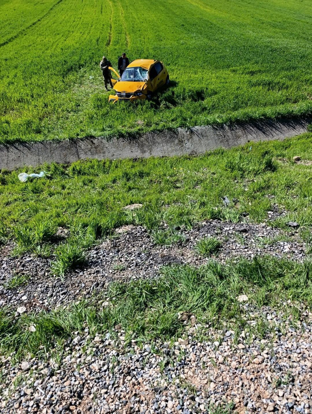DİYARBAKIR’IN SİLVAN İLÇESİNDE SÜRÜCÜSÜNÜN DİREKSİYON HAKİMİYETİNİ KAYBETTİĞİ TİCARİ TAKSİ TAKLA...