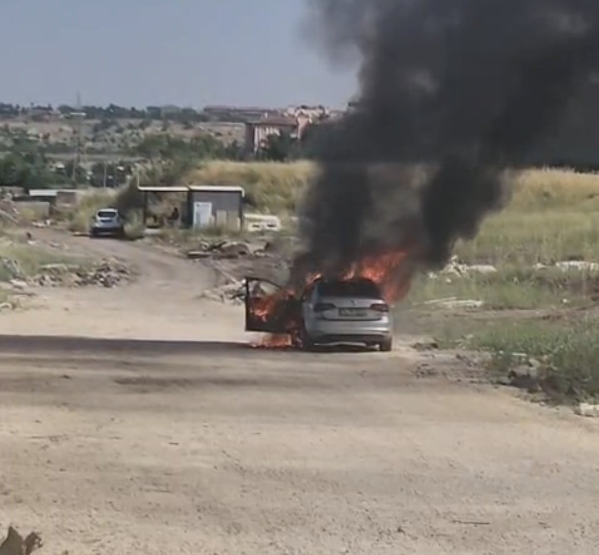 DİYARBAKIR’IN YENİŞEHİR İLÇESİNDE SEYİR HALİNDEKİ OTOMOBİL ALEV TOPUNA DÖNEREK KULLANILAMAZ HALE...