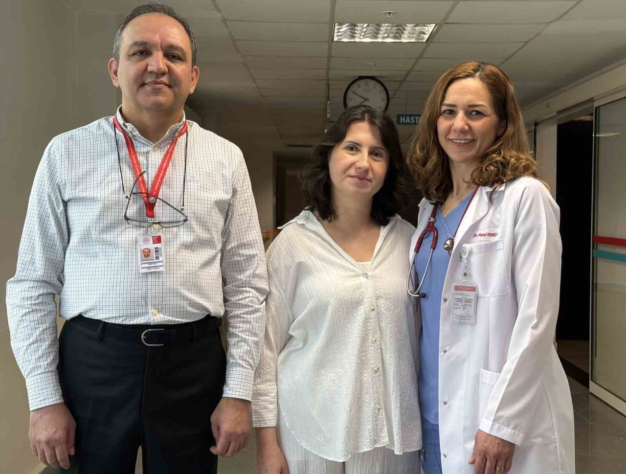DOÇ. DR. FEHMİ ÜNAL (SOLDA), ŞEBNEM BURCU KARABULUT (ORTADA), PROF. DR. SEVGİ KESİCİ (SAĞDA)