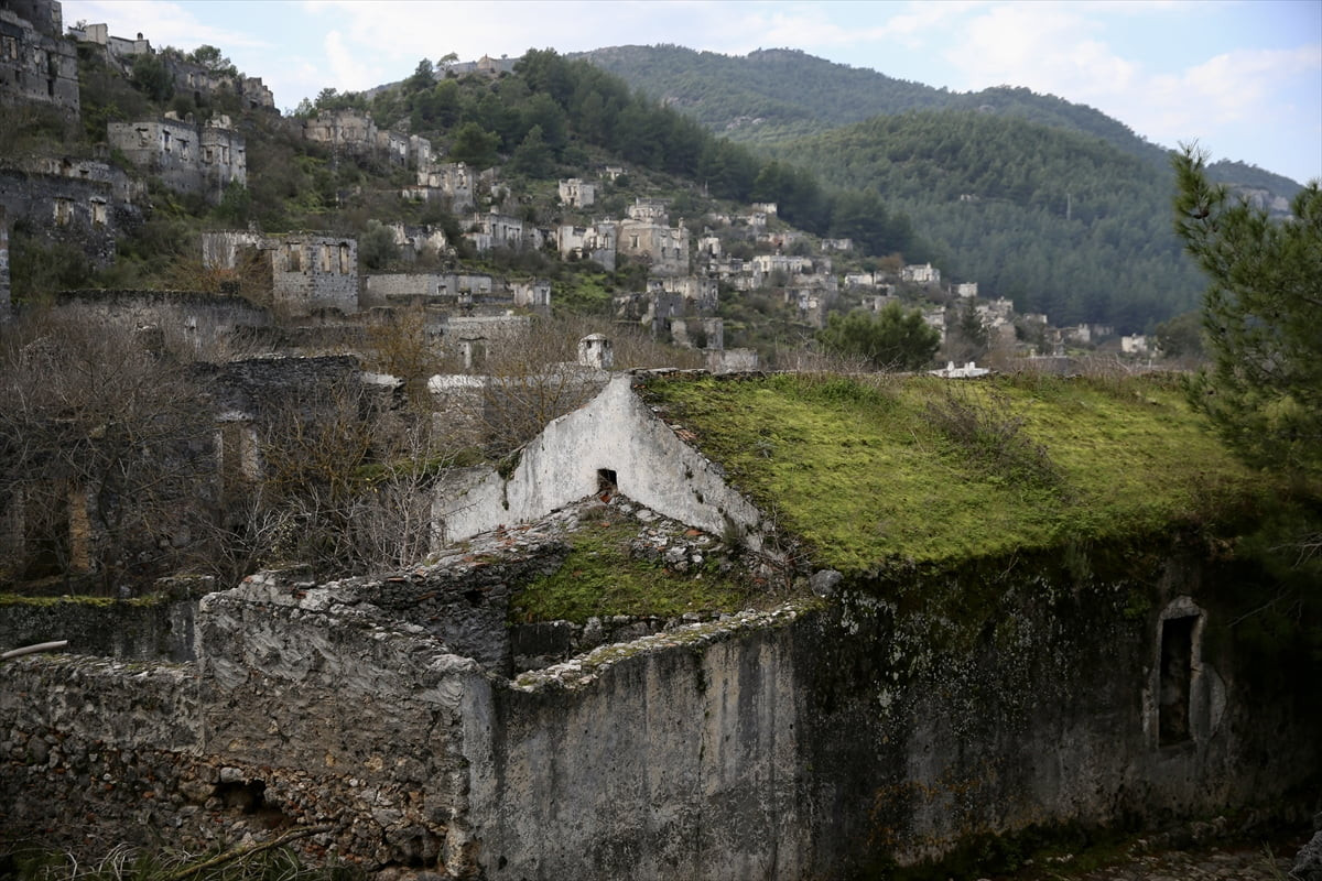 Doğal güzellikleri ve el değmemiş koylarıyla turistlerin tatil adresi olan Muğla'da müze ve ören...