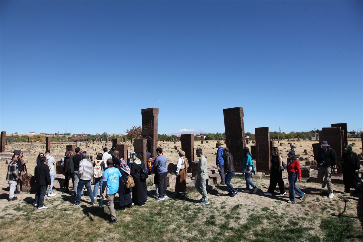 Doğaseverlerden oluşan 40 kişilik grup, Bitlis'in Ahlat ilçesindeki tarihi ve turistik alanları...
