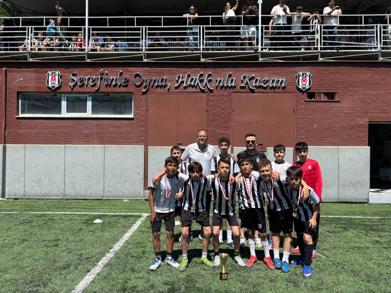 DOĞU BÖLGESİ ŞAMPİYONU OLARAK TÜRKİYE FİNALLERİNE KATILAN TATVAN BEŞİKTAŞ FUTBOL OKULU, 2014...