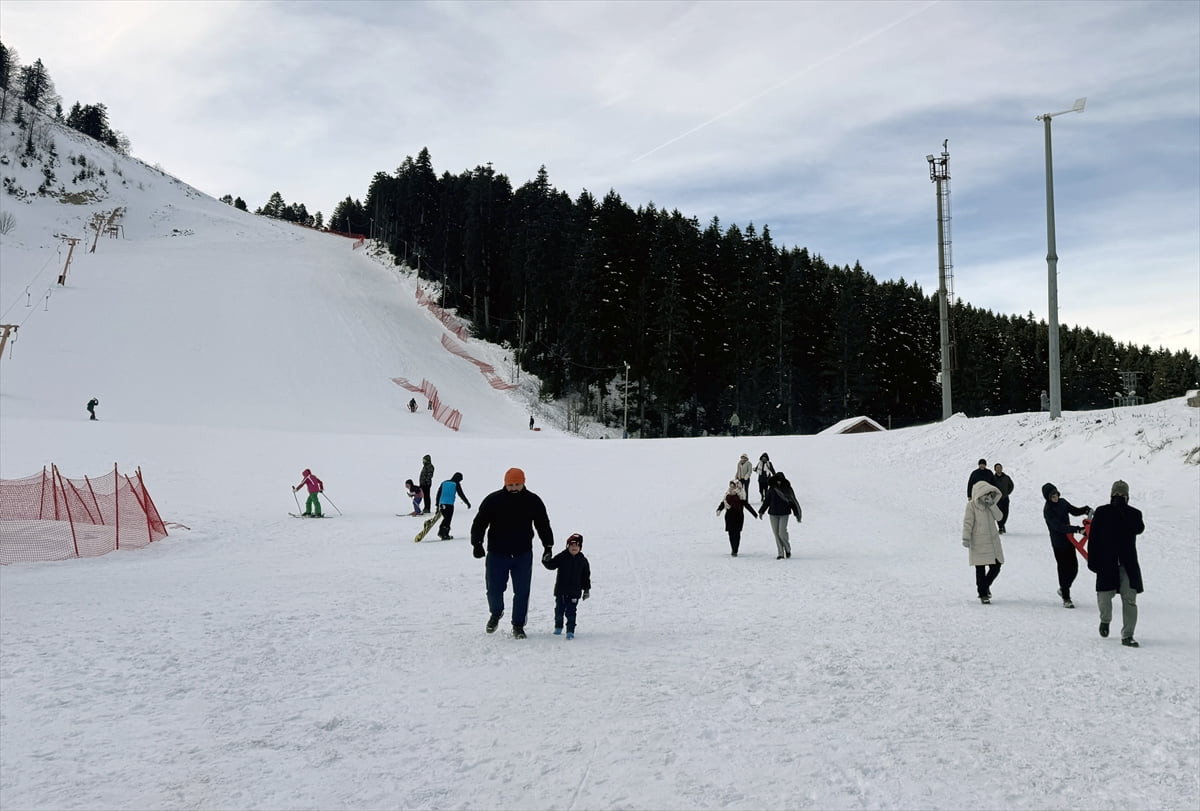 Doğu Karadeniz'in önemli kış turizm merkezlerinden Artvin'deki Atabarı Kayak Merkezi, sezonun...