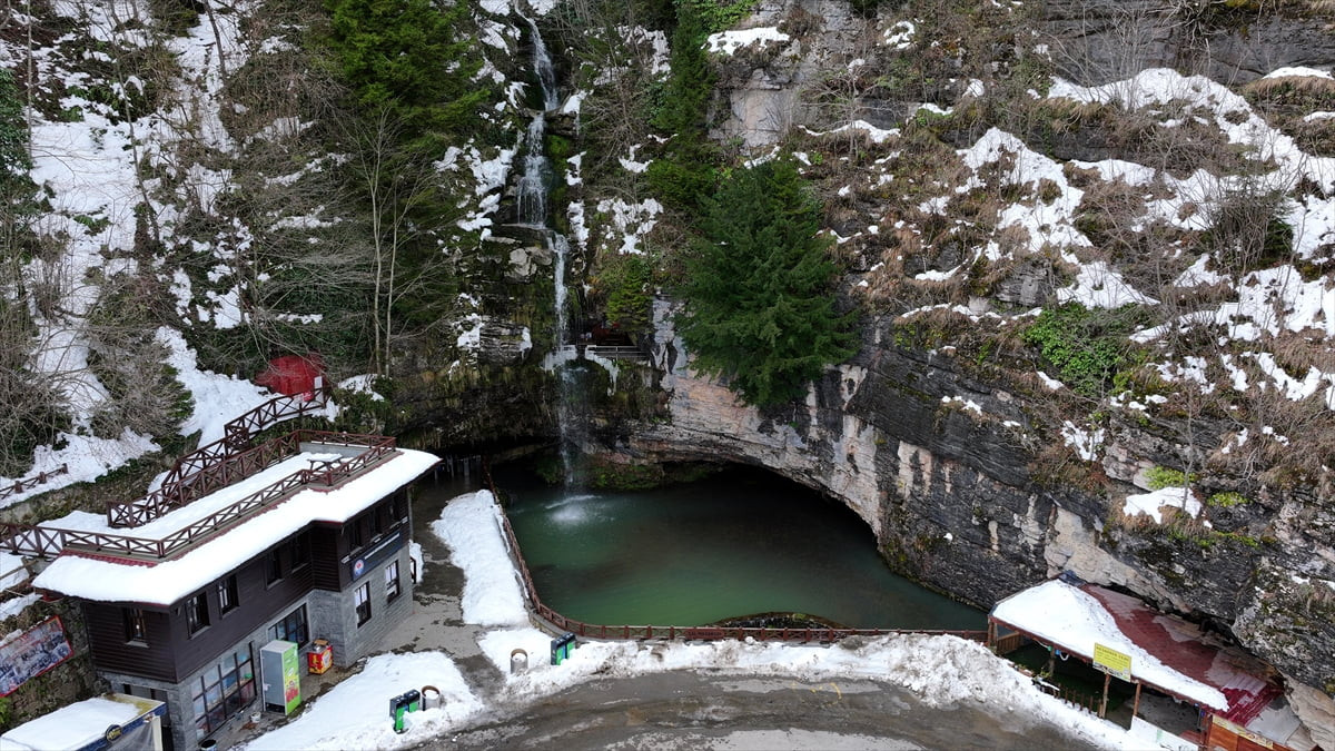 Doğu Karadeniz'in ve Trabzon'un önemli turizm destinasyonları arasında yer alan Çal Mağarası...