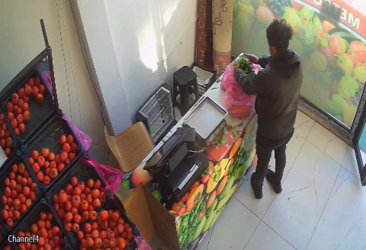 DOĞUKENT MAHALLESİ'NDE BİR MANAVDA KİMSE BULUNMADIĞI SIRADA GELEN MÜŞTERİ, ÜRÜNLERİN PARASINI...