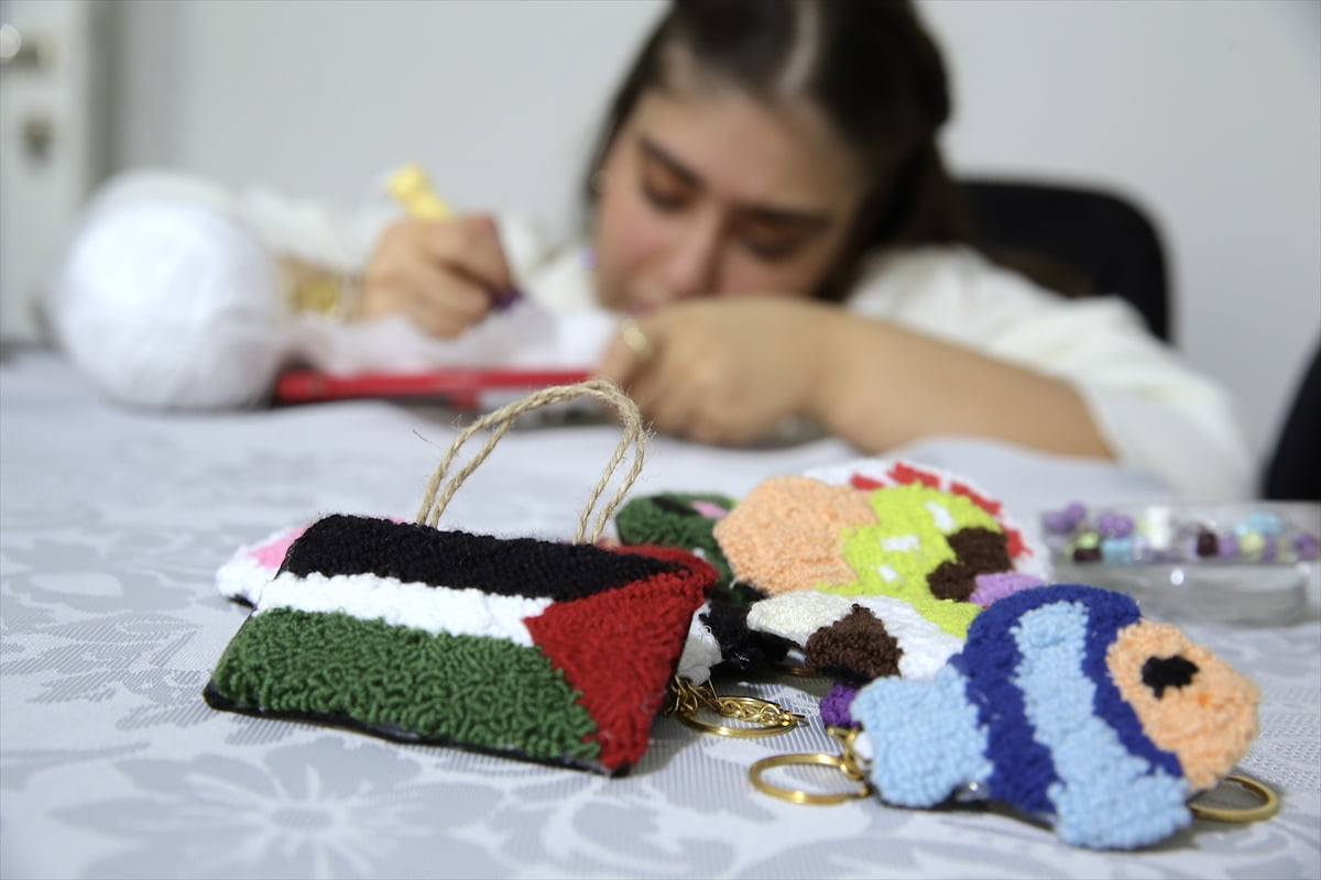 Doğuştan engelli Ecenur Bengisu Ece, öğretmeninin tavsiyesiyle başladığı panç nakışı sayesinde...