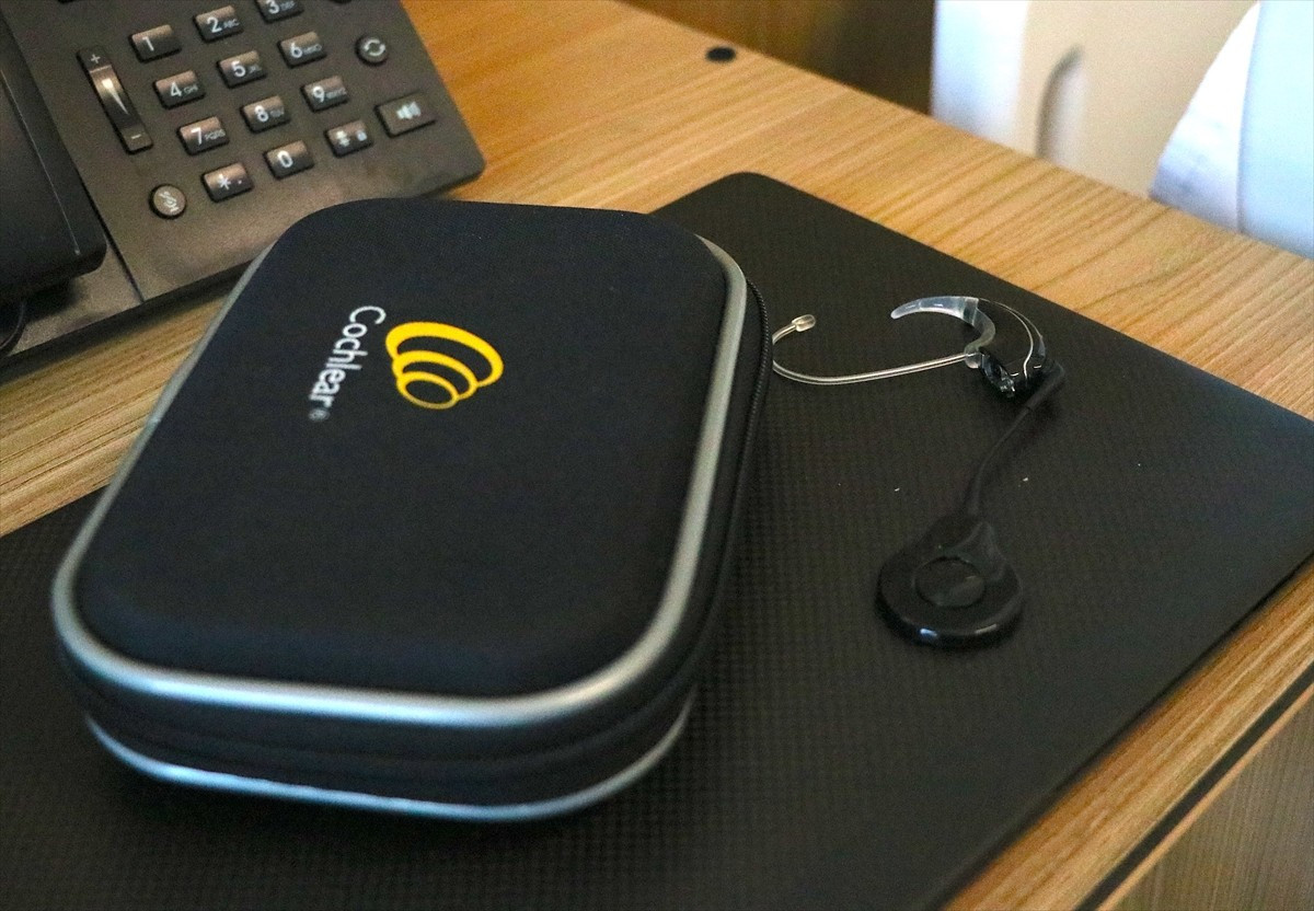 Doğuştan iç kulağı gelişmeyen 13 aylık Hamza Tuğra Çabuk, Gaziantep Şehir Hastanesi'nde yapılan...