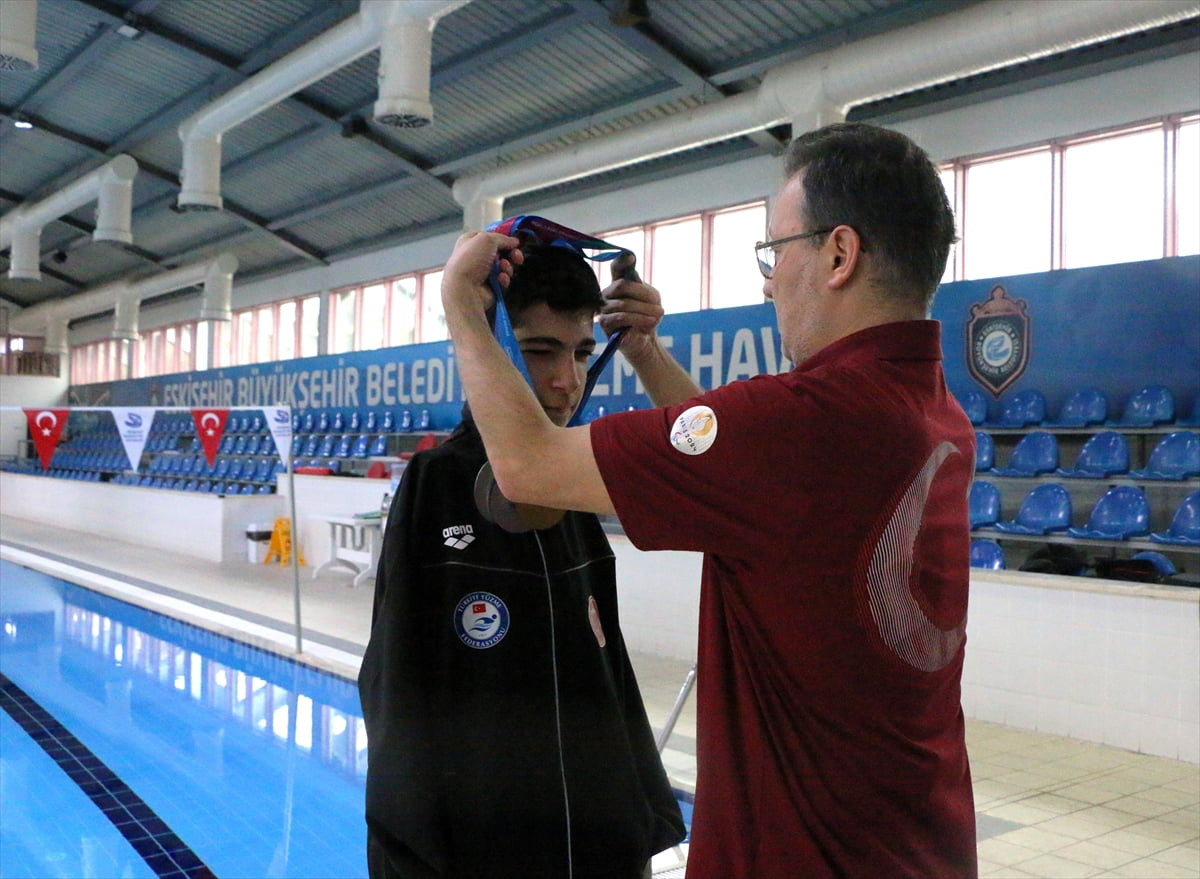 Doğuştan kolları olmadan dünyaya gelen milli para yüzücü Baran Doruk Şimşek, son 4 yılda katıldığı...