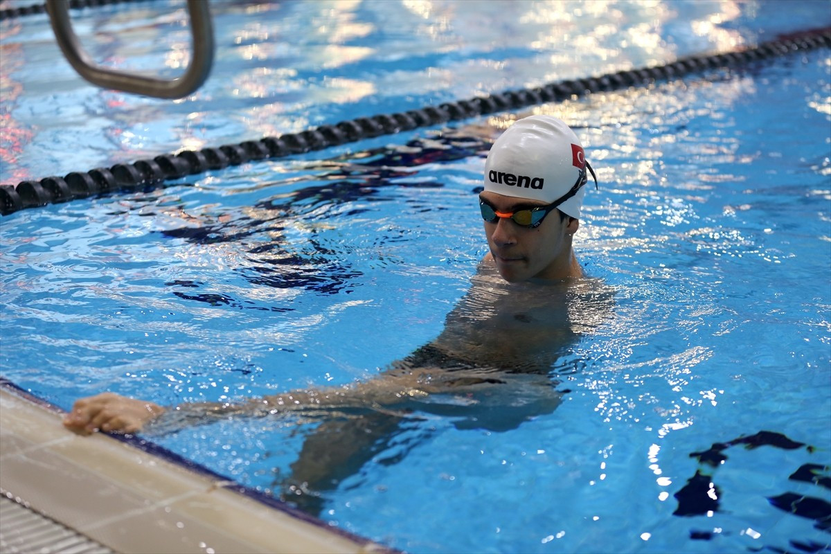 Doğuştan kolları olmayan Eskişehirli 15 yaşındaki para yüzücü Baran Doruk Şimşek, milli takımlar...