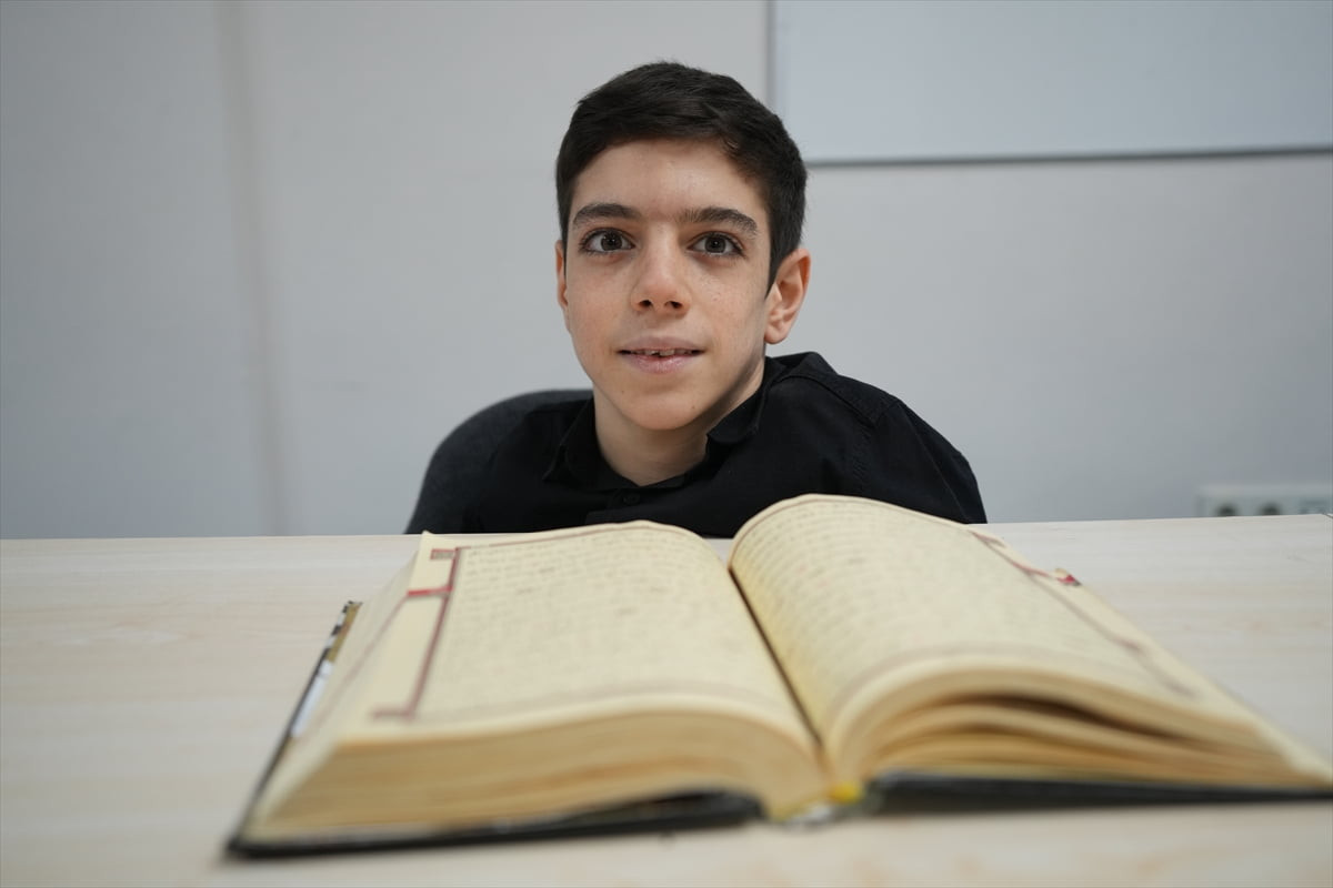 Doğuştan yüzde 95 oranında ortopedik engeli bulunan Emrullah Akın, 15 yaşında hafızlık ünvanını...
