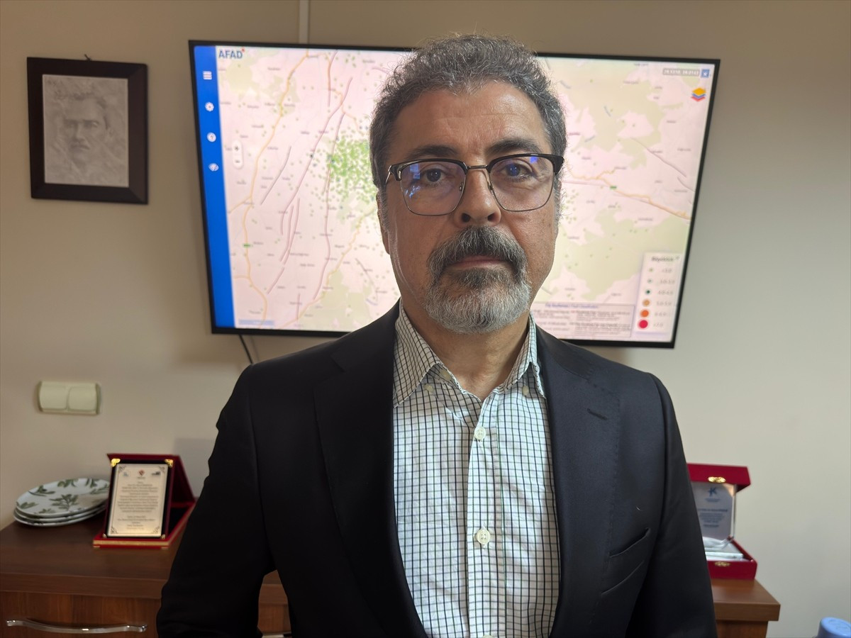 Dokuz Eylül Üniversitesi (DEÜ) Deprem Araştırma ve Uygulama Merkezi Müdürü Prof. Dr. Hasan...