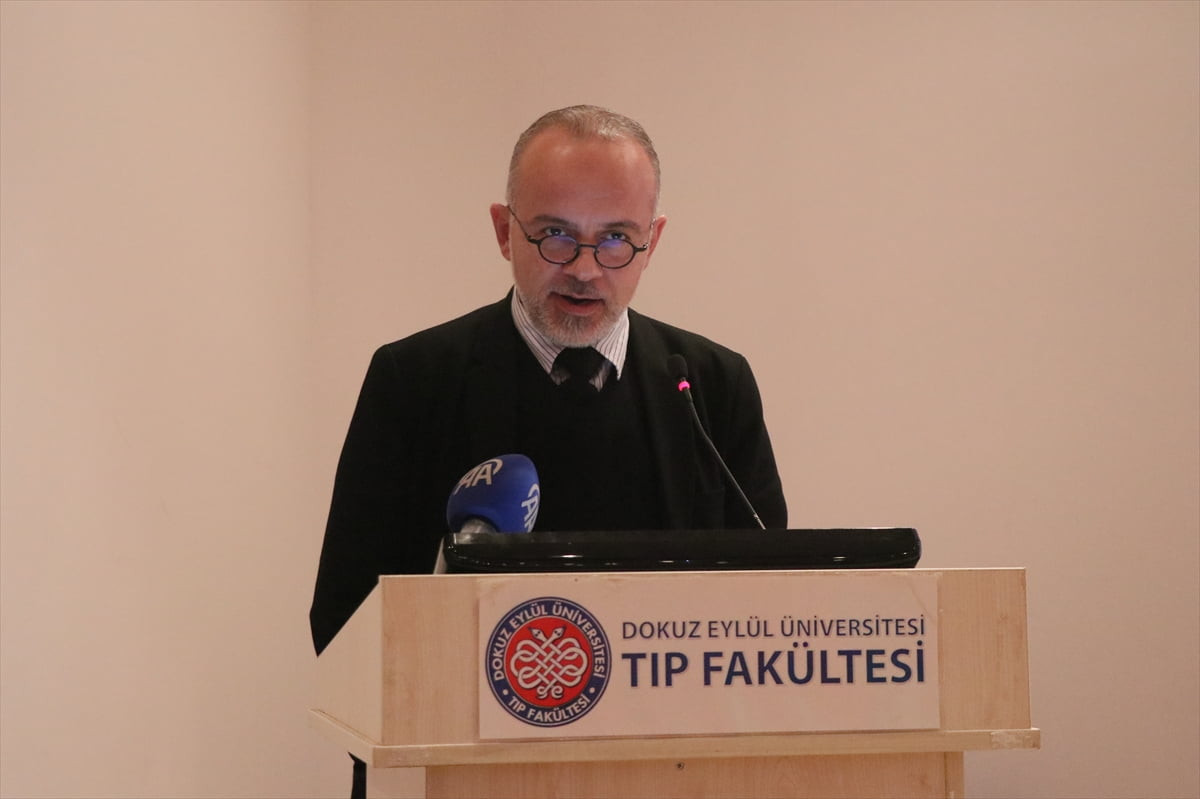 Dokuz Eylül Üniversitesi (DEÜ) Tıp Fakültesinde düzenlenen sempozyum kapsamında, menisküs kök...