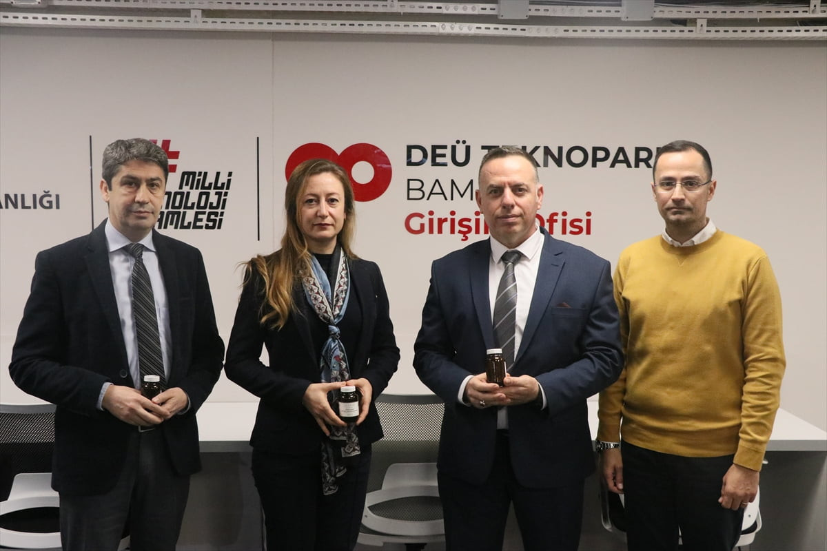 Dokuz Eylül Üniversitesi Maden Mühendisliği Bölümünde görevli Prof. Dr. Sezai Şen (solda) ve...