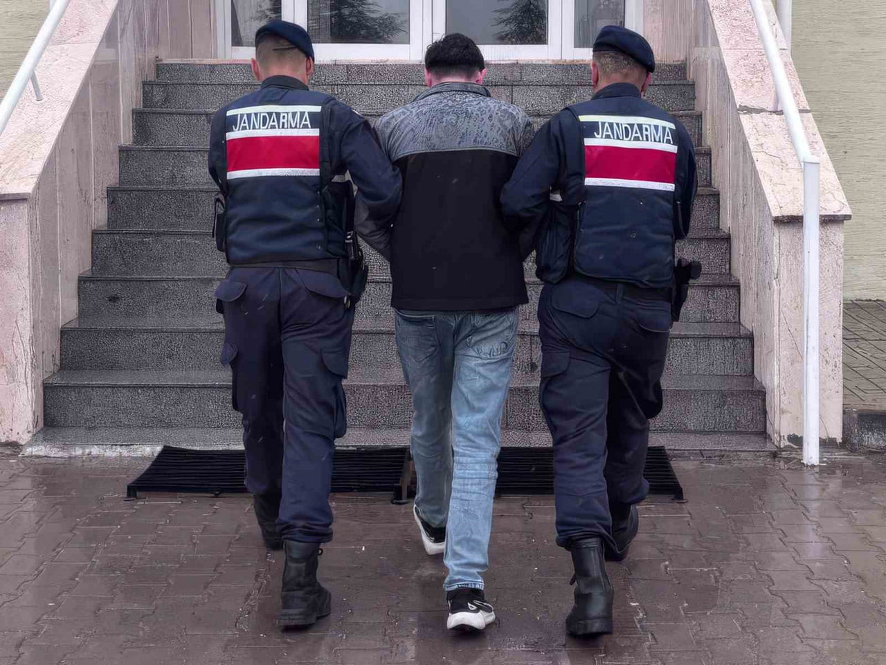 DOLANDIRICILIK SUÇUNDAN ARANAN M.P. (25) İSİMLİ ŞAHIS YAKALANDI