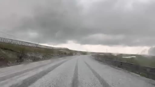 Dolu yağışı sonrası karayolu beyaza büründü