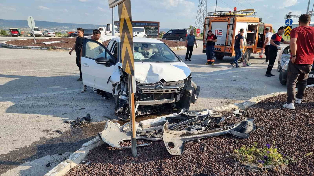 DOMANİÇ'TE OTOMOBİLLER ÇARPIŞTI: 2 YARALI
