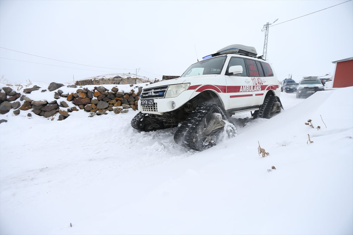 Dondurucu soğuk ve kapanan yolların günlük hayatı zorlaştırdığı Kars'ta sağlık ekipleri, karla...