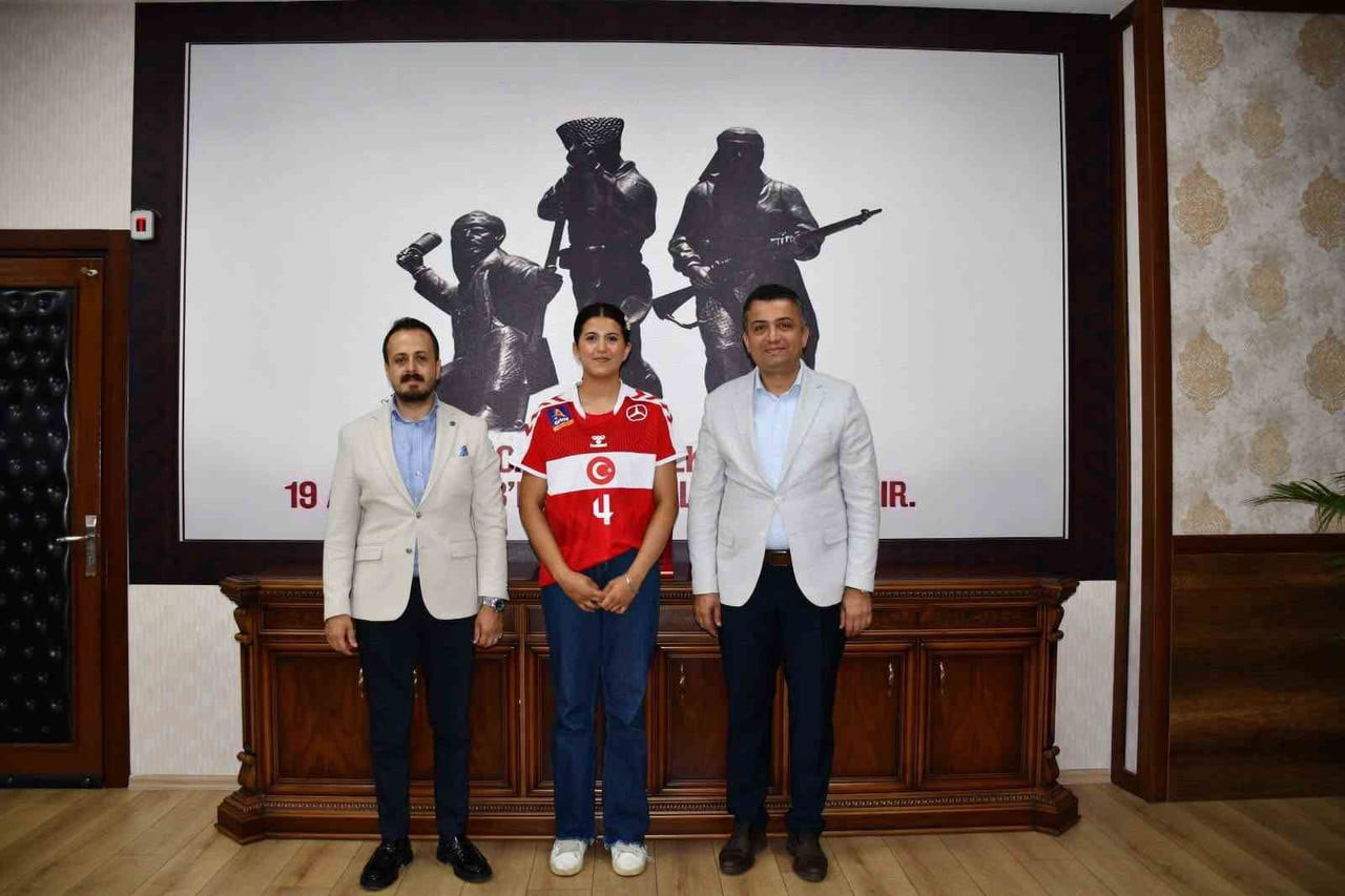 DÖRTYOL KAYMAKAMI MEHMET KEKLİK, U20 HENTBOL MİLLİ TAKIMI’NA SEÇİLEN SENA BAYIR VE AİLESİNİ...