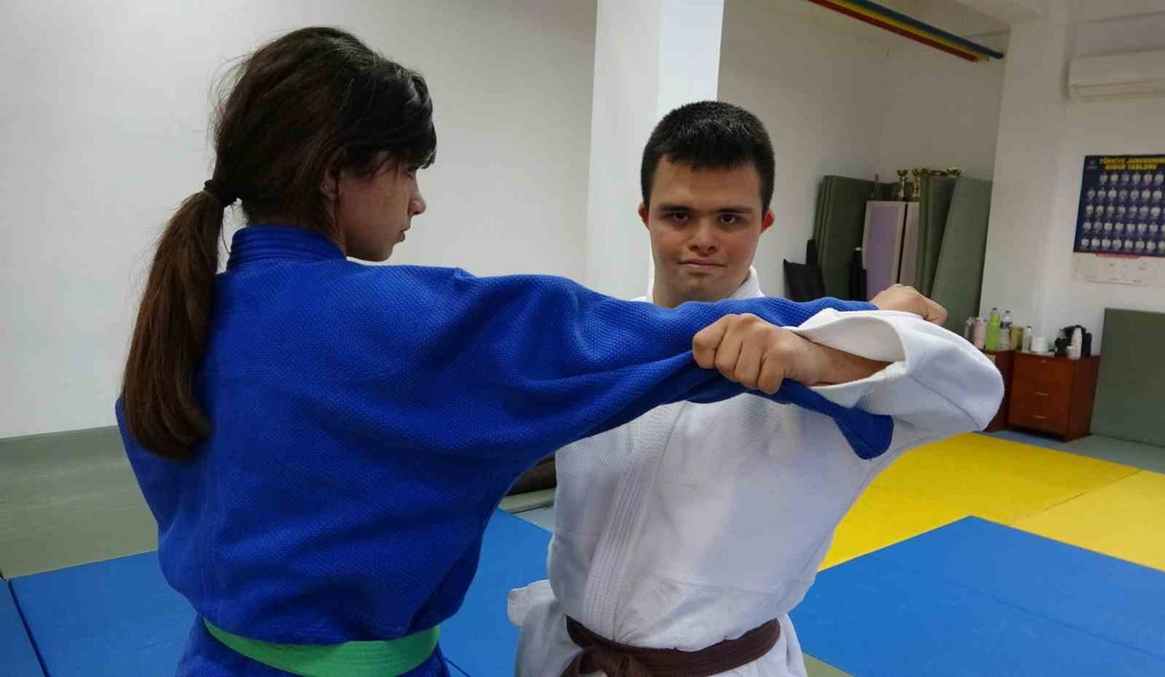 DOWN SENDROMLU MİLLİ JUDOCU MUSTAFA ERBİL, TÜRKİYE'DE ELDE ETTİĞİ ŞAMPİYONLUKLARIN ARDINDAN GÖZÜNÜ...