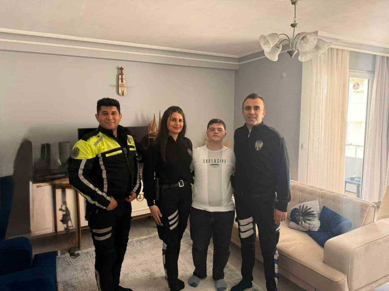 DOWN SENDROMLU OĞLU MELİK GENCER SABUNCU'UN DOĞUM GÜNÜNÜ ÇOK SEVDİĞİ POLİSLERLE BİRLİKTE KUTLAMAK...