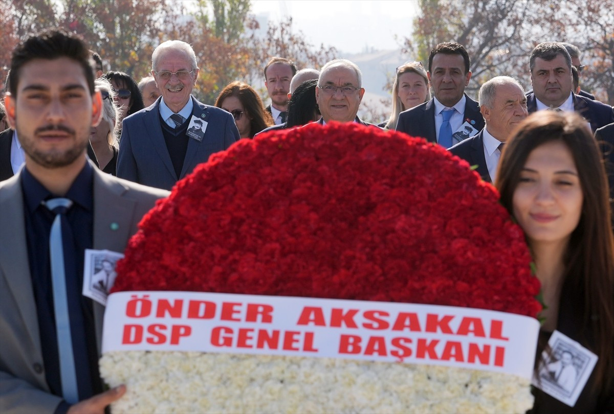 DSP Genel Başkanı Önder Aksakal, vefatının 19. yılı dolayısıyla eski Başbakan Bülent Ecevit'in...