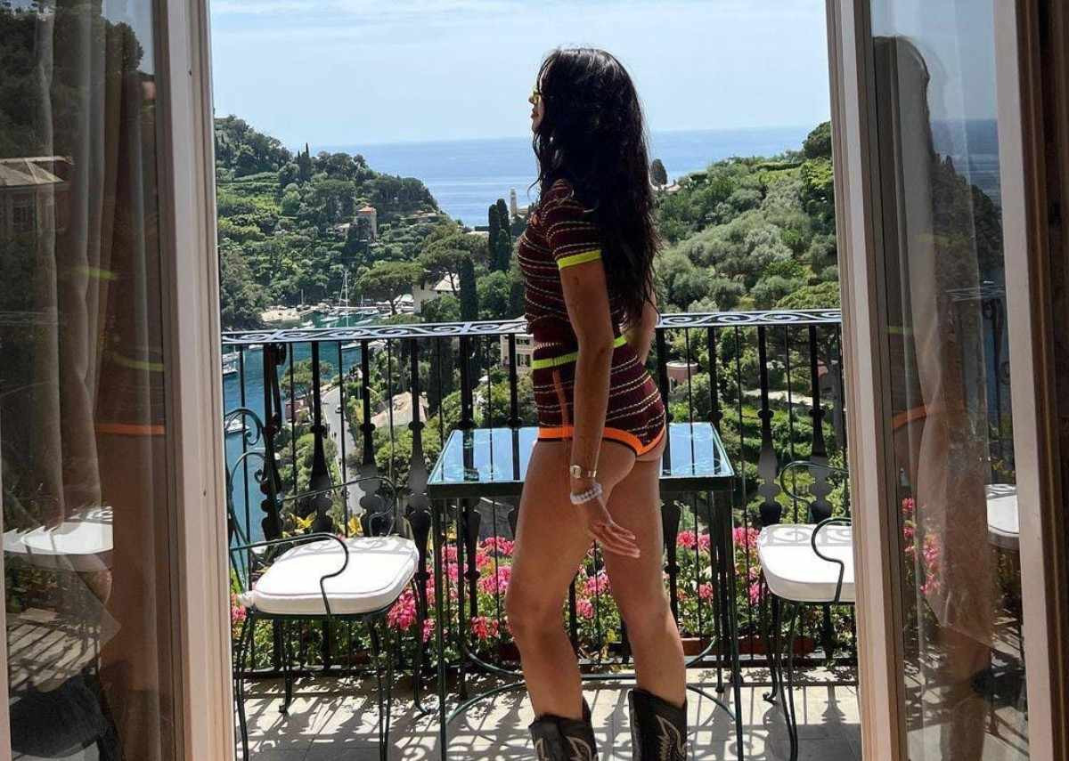 Dua Lipa süper mini şortuyla kamera karşısına geçti