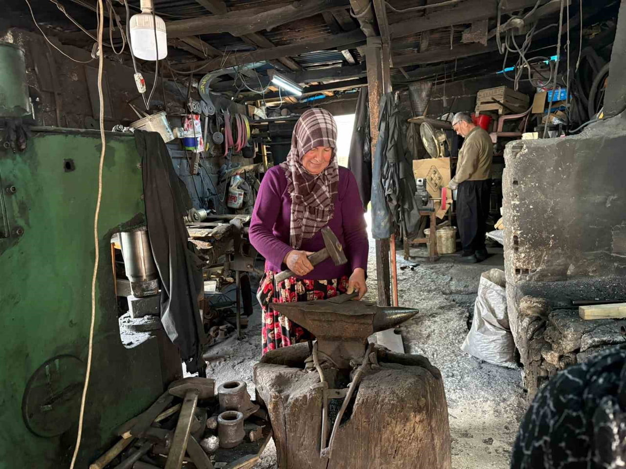 DÜKKANDA EŞİNE YARDIMCI OLMAK İÇİN MESLEĞİ ÖĞRENDİĞİNİ VE HAYATIN MÜŞTEREK OLDUĞUNU SÖYLEYEN HÜRÜ...