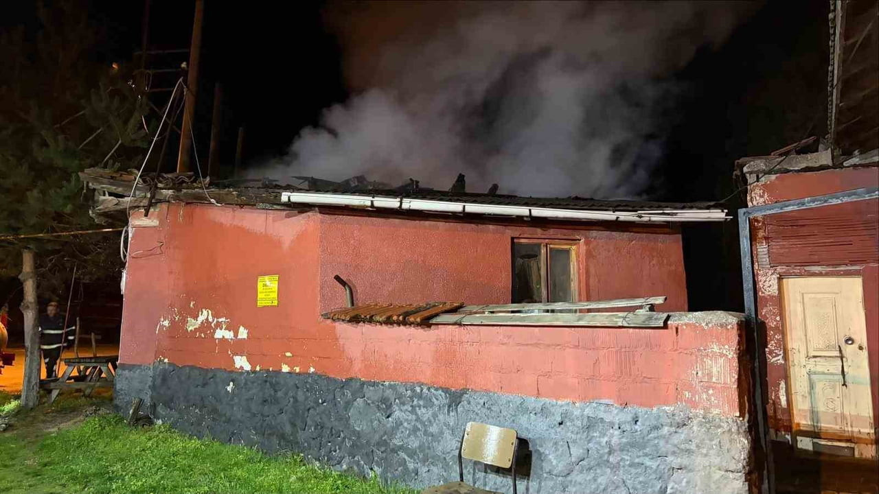 DUMANI GÖRÜP EVİ TERK ETTİ, EV ALEVLERE TESLİM OLDU
