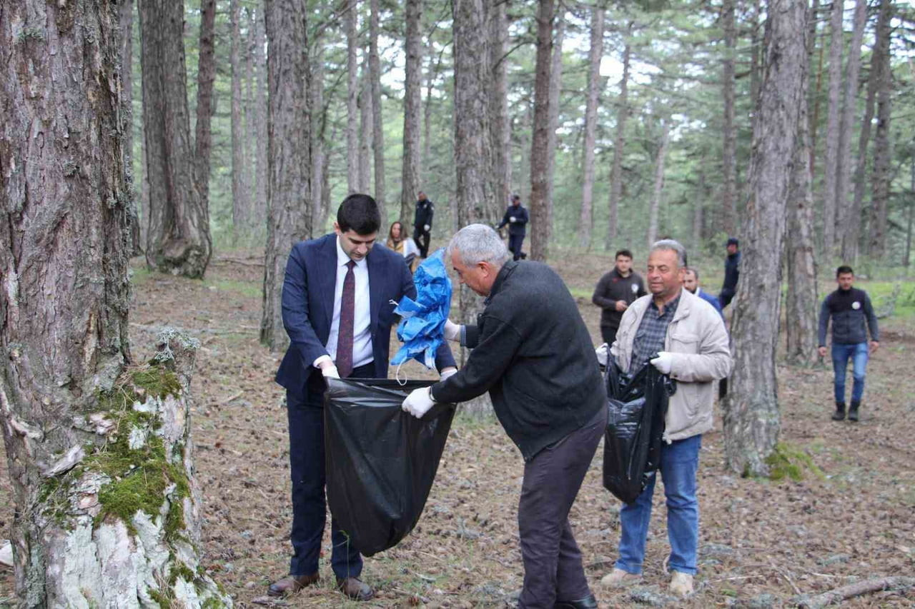 DUMLUPINAR’DA ORMANLIK ALANLARDA ÇEVRE TEMİZLİĞİ