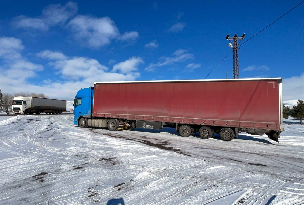 Dün etkili olan kar ve tipi nedeniyle ağır tonajlı araçların geçişine kapatılan...