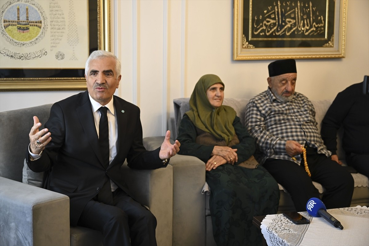 Dünya Ahıska Türkleri Birliği (DATÜB) Genel Sekreteri Fuat Uçar (solda), Ahıska Türklerinin...