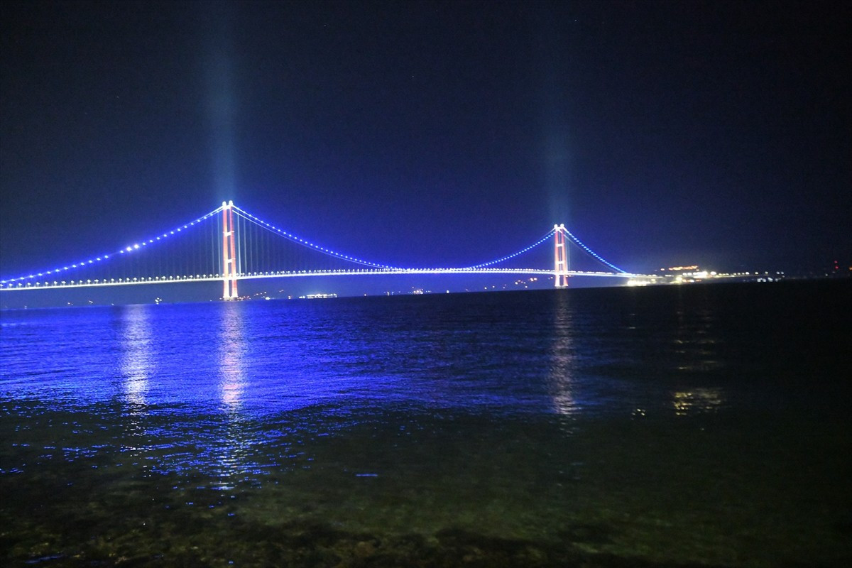 Dünya Diyabet Günü dolayısıyla 1915 Çanakkale Köprüsü'nün ışıkları mavi yandı. Çanakkale İl Sağlık...
